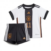 Camiseta Alemania Mario Gotze #11 Primera Equipación Replica Mundial 2022 para niños mangas cortas (+ Pantalones cortos)